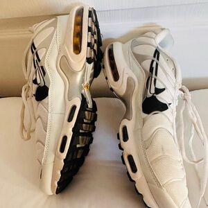 Nike 10 White and Black Athletic Shoe